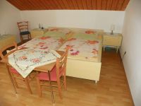 Doppelbettzimmer mit wunderschönen Blick auf den Gartenteich des Nachbargrundstückes. - Bild 4: Ferienwohnung am Weissenstädter See im Fichtelgebirge