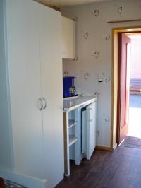 Lotte - Küchenzeile, Schrank und Eingang (neu renoviert 2011) - Bild 16: Ferienwohnung im Bungalow direkt an den Boddenwiesen 350 m Ostsee