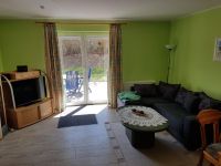Das wohnzimmer ist modern und gemütlich ausgestattet. Es hat einen direkten Zugang zur Terasse. - Bild 1: Ostsee Ferienoase - 3 Zimmer Ferienwohnung in Boltenhagen bis 6 Personen