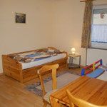 Dieses Zimmer ist sehr schön groß und bietet bis zu 4 Schlafmöglichkeiten. Mit Rolläden ausgestattet. - Bild 4: Ostsee Ferienoase - 3 Zimmer Ferienwohnung in Boltenhagen bis 6 Personen