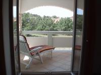 Apartment 1 Blick vom Wohnzimmer auf einen Teil der Terrasse - Bild 7: Kokomo - 2 modern, neu + Vollausgestattete Ferienwohnungen Insel Vir