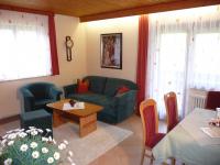 Wohnzimmer:großzügig und gemütlich eingerichtet - Bild 1: 4-Sterne-Ferienwohnung (3 Zimmer) in ruhiger Lage, 3 km außerhalb Freudenstadt