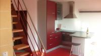App2 Blick auf Einbauküche und Treppe die zum oberen Schlafzimmer führt (ab 5. Person) - Bild 4: Ferienwohnung "Am Jakobusweg" in Bamberg