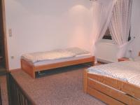Schlafzimmer mit Doppel- und Einzelbett. - Bild 1: Appartement Nr. 8 in der Zigeunermühle in Weißenstadt/Fichtelgebirge