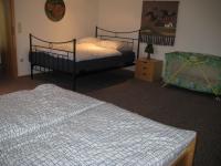 Das Schlafzimmer mit 2 Doppelbetten - Bild 4: Appartement Nr. 7 in der Zigeunermühle in Weißenstadt/Fichtelgebirge