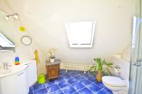 Bad mit Dusche, WC 
und Waschbecken - Bild 7: S25-Berlin: gemütliche Ferienwohnung in exponierter Lage am Rande Berlins