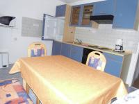 Kochbereich mit 4-Plattenherd und Backofen. - Bild 4: Ferienwohnung C im Ferienhaus Homburger