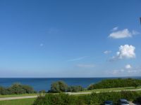 Blick auf die Ostsee Sie bekommen die Ostsee optisch und akustisch direkt auf den Frühstückstisch serviert. Bei glatter See und mit ein bisschen Glück beobachten Sie Schweinswale, die vorbei ziehen. Der Blick reicht bei guter Sicht bis nach Fehmarn. Auf der Aussichtsplattform wenige Meter weiter östlich stehen Sie direkt auf der Steilküste und haben einen herrlichen Blick über die gesamte Hohwachter Bucht. - Bild 1: Großzügige Ferienwohnung mit Meerblick im Ostseebad Hohwacht