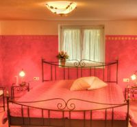 Romantik-Schlafzimmer -Bett mit Bio-Komfortmatratze
-Verstellbarer Lattenrost
-Bettwäsche und Luxus-Bettdecken in Übergröße 220 x 150 sind in jedem Schlafzimmer vorhanden.
Das stimmungsvolle, in warmem Rot gestaltete Zimmer mit dem romantischen Metallbett verspricht traumhafte Nächte.
Eingekuschelt mit fabelhaften Träumen streichelt Sie die Vorfreude auf die Unternehmungen der nächsten Tage in den Schlaf. - Bild 4: Ferienhaus Allgäuperle, Perle in malerischer Landschaft des Allgäus.