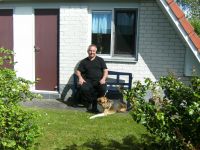 -Ruhe und Erholung - Ich bin Walter Baltz und vermiete familienfreundliche Ferienhäuser mit sehr viel Komfort, in denen Urlaubsgäste mit Hund herzlich willkommen sind.
Ich habe immer wieder feststellen müssen, das ein schönes FH mit gutem Komfort für Urlaubssuchende mit Hund schwierig ist. Das Waldhaus Nr. 75 wurde eingerichtet, so wie wir uns ein angenehmen Urlaub vorstellen.
ANKOMMEN - WOHLFÜHLEN - ERHOLEN -
Mein Urlaubstipp?
Das Weserbergland zu erkunden macht einfach nur - SPAß -, die Gegend ist sooo ABWECHSLUNGSREICH. Deshalb empfehle ich - RADFAHREN auf Schienen - ! Auf 18 Kilometern geht es durch die reizvolle Landschaft des Extertals, vorbei an Wiesen und Feldern. - Bild 1: Waldhaus in Weserbergland/Extertal bis 5 Personen-mit Sauna.Hund erlaubt.