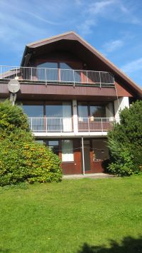 Schlafzimmer Im unteren Bereich befinden sich 3 komplett neu ausgestattete Schlafzimmer mit Doppelbetten. Über die beiden Terrassenausgänge kommen Sie aus 2 Schlafzimmern direkt zum unteren Bereich des Grundstücks, Hier ist alles blickdicht zu den Nachbarn. Man weiss im ganzen Haus gar nicht wo man hin soll, weil es nur tolle Möglichkeiten gibt. Als Hundebesitzer können Sie auch ganz entspannt sein, weil alles hoch eingezäunt und eingewachsen ist. - Bild 10: Top-Ferienhaus Ostsee Meersicht Hunde Nahe Grömitz